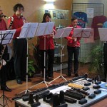Les musiciens des "Vents d'Anches" devant une exposition sur la clarinette.